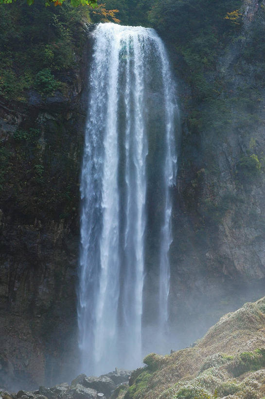 无人,竖图,室外,白天,正面,旅游,度假,美景,瀑布,山,山脉,水,日本,亚洲,阴影,飞溅,溅,光线,液体,影子,景观,山峰,水滴,山峦,娱乐,水珠,阳光,自然,群山,享受,休闲,景色,放松,喷洒,自然风光,东亚,本州,本州岛,日本国,中部地方,岐阜,岐阜县,跌水,彩图,高山市