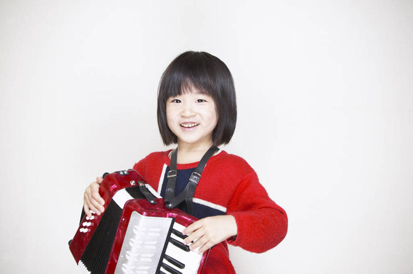 东方人,儿童,一个人,站,笑,微笑,露齿笑,横图,室内,白天,白色背景,正面,纯洁,键盘,亚洲,仅一个女性,仅一个人,握,阴影,服装,反射,影子,风箱,乐器,手风琴,注视,休闲装,黄种人,一个,小孩,衣服,红色,观察,看,站着,仅一个小孩,休闲,休闲服,可爱,童年,童趣,握着,摄影,服饰,影棚,单个,观看,察看,键盘乐器,关注,风琴,童真,烂漫,无邪,天真,女孩,女人,女性,亚洲人,孩子,站立,半身,彩图,影棚拍摄,拍摄,女生