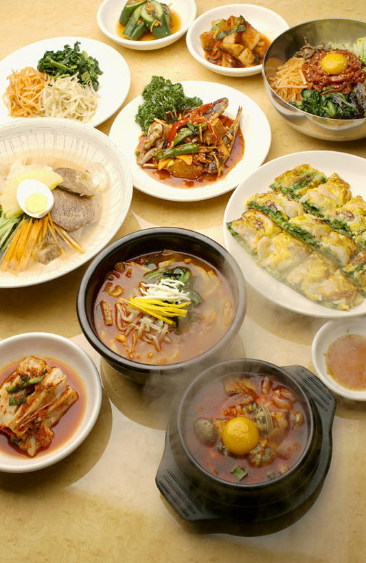 海鲜,拌饭,无人,竖图,俯视,室内,白天,烹饪,雾,菠菜,蔬菜,餐具,阴影,沸腾,新鲜,反射,蒸汽,碟子,盘,影子,陶瓷,豆芽,蛋,鸡蛋,汤,料理,食品,陶瓷制品,水蒸气,韩式,水产,菜肴,美食,海洋生物,食物,盘子,容器,碟,碗,佳肴,有机食品,绿色食品,储藏,储存,水生动物,海产品,韩国料理,豆芽菜,水生物,海底动物,韩国菜,韩式料理,草鸡蛋,芽苗菜,蒸发,卵,鹦鹉菜,鼠根菜,角菜,红嘴绿鹦哥,赤根菜,菠薐菜,波斯草,彩图,高角度拍摄,本鸡蛋,笨鸡蛋,柴鸡蛋,山鸡蛋,土鸡蛋,韩国拌饭,韩式拌饭,贮存,大酱汤