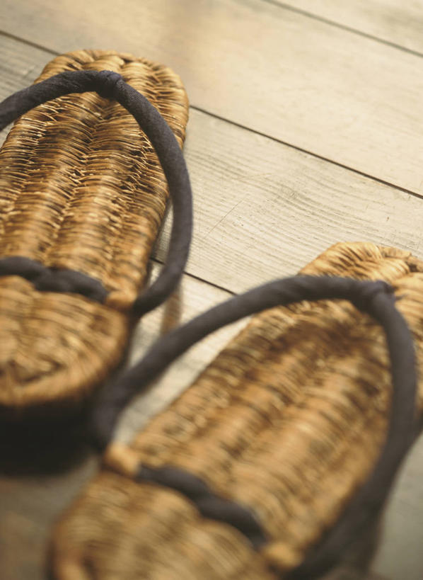 无人,竖图,俯视,室内,特写,白天,静物,鞋子,一双,阴影,朦胧,模糊,反射,影子,草鞋,彩图,高角度拍摄