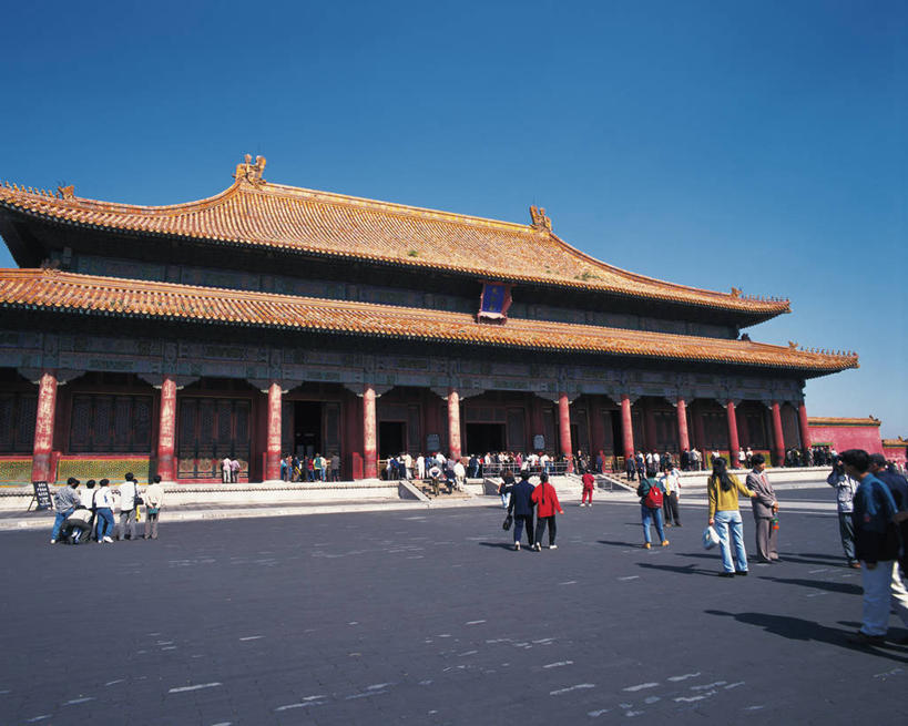东方人,故宫,宫殿,走,横图,室外,白天,仰视,旅游,度假,名胜古迹,标志建筑,地标,建筑,雕塑,北京,中国,亚洲,行人,游客,游人,阴影,服装,遗迹,艺术,装饰,光线,标志,雕刻,牌匾,瓦片,文字,影子,字符,屋顶,首都,许多人,顶棚,瓦,休闲装,黄种人,古迹,文化,文物,娱乐,标识,建设,古建筑,路人,旅客,衣服,蓝色,蓝天,天空,阳光,工艺品,紫禁城,天,一群人,享受,休闲,休闲服,汉字,旅游胜地,放松,建造,服饰,晴朗,纪念,美术,权利,中文,主题,陈列,古文明,东亚,屋瓦,万里无云,中华人民共和国,北京市,京,北平,华北地区,功能,美学,国文,华文,北京故宫博物院,太和殿,过客,男人,男性,年轻男性,年轻女性,女人,女性,亚洲人,晴空,晴空万里,步行,散步,走路,半身,彩图,低角度拍摄,奉天殿
