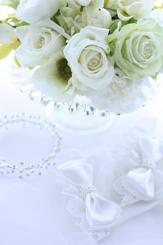 无人,竖图,俯视,室内,特写,白天,爱情,幸福,纯洁,智慧,热情,玫瑰,花瓶,阴影,朦胧,模糊,艺术,盛开,反射,影子,玫瑰花,浪漫,花蕾,文化,玻璃制品,花,花瓣,花朵,鲜花,绿色,插花,玻璃瓶,瓶子,白玫瑰,花苞,花蕊,温暖,温馨,恩爱,插花艺术,和睦,创造,创作,感动,想象,尊敬,天真,刺玫花,徘徊花,彩图,高角度拍摄,绿玫瑰,融洽