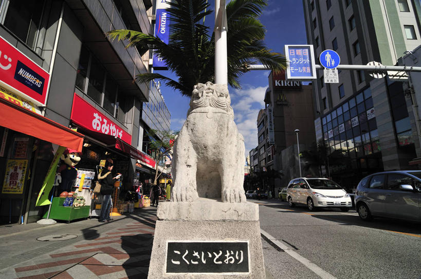 无人,高楼大厦,商店,横图,室外,白天,仰视,购物,度假,消费,美景,植物,城市风光,超市,城市,大厦,建筑,摩天大楼,商场,汽车,哺乳动物,野生动物,狮子,梨,雕塑,日本,亚洲,阴影,辟邪,艺术,装饰,光线,日文,标志,雕刻,雕像,文字,影子,字符,景观,云,云朵,云彩,文化,娱乐,标识,建设,冲绳,那霸,石雕,车,树,树木,蓝色,绿色,白云,蓝天,天空,阳光,自然,动物,工艺品,石狮,交通工具,轿车,天,祈祷,享受,休闲,健康,香梨,景色,放松,许愿,金融,百货,生长,晴朗,成长,纪念,祈求,美术,冲绳县,载具,主题,凶猛,陈列,选购,贸易,百货公司,东亚,琉球群岛,日本国,九州地方,功能,美学,日语,血拼,驱邪,祛邪,避邪,县厅,守护神,那霸市,残暴,平安,凶残,晴空,生梨,彩图,低角度拍摄,大楼,高层建筑,高楼,购物商场,购物中心,摩天楼,商业中心
