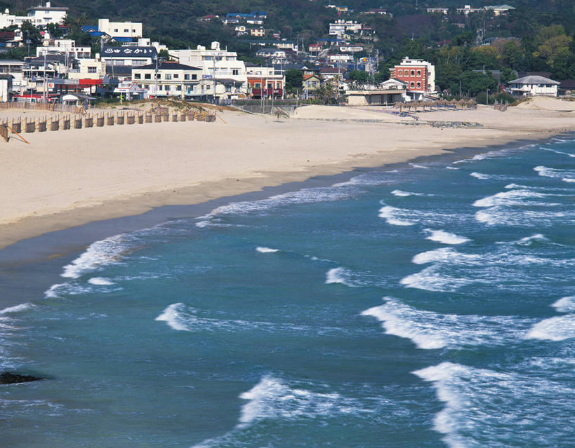 无人,家,横图,室外,白天,正面,旅游,度假,海浪,海洋,美景,沙滩,山,山脉,植物,静冈县,日本,亚洲,阴影,光线,沙子,影子,房屋,屋子,海岸,景观,浪花,山峰,公寓,沙地,山峦,娱乐,洋房,楼房,住宅,树,树木,绿色,阳光,自然,海水,群山,享受,休闲,景色,放松,生长,成长,自然风光,海景,东亚,本州,本州岛,日本国,中部地方,静冈,伊豆半岛,大海,风浪,海,海水的波动,海滩,近岸浪,涌浪,彩图,房子,下田,下田市