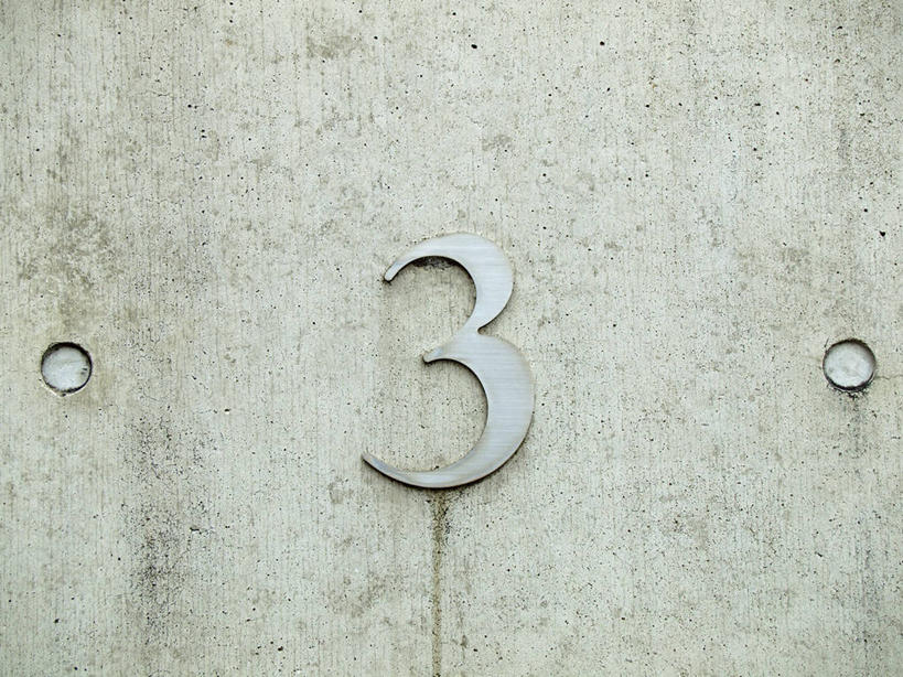 无人,横图,室外,特写,白天,正面,指示牌,静物,阴影,反射,标志,路标,数字,文字,影子,字符,墙,标识,路牌,墙壁,墙面,阿拉伯数字,彩图