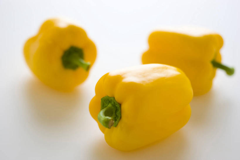 无人,横图,俯视,室内,特写,白天,白色背景,辣椒,蔬菜,阴影,朦胧,模糊,新鲜,反射,影子,食品,食物,三个,黄色,摄影,有机食品,绿色食品,影棚,黄辣椒,彩椒,辣角,红海椒,大椒,辣虎,广椒,甜椒,柿子椒,辣子,海椒,番椒,灯笼椒,彩图,高角度拍摄,影棚拍摄,拍摄,黄灯笼辣椒,黄帝椒