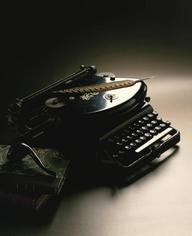 无人,竖图,俯视,室内,特写,白天,静物,书籍,金属制品,一本,阴影,反射,金属,笔,影子,办公用品,文具,学习用品,书本,享受,烟,摄影,烟斗,影棚,羽毛笔,文具用品,打字机,淡定,从容,书,图书,烟草,彩图,高角度拍摄,影棚拍摄,拍摄