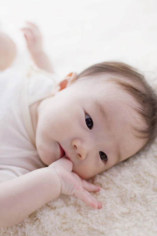 东方人,婴儿,儿童,一个人,躺,竖图,俯视,室内,白天,婴儿服装,纯洁,纺织品,亚洲,仅一个人,服装,装饰,毛毯,毯子,注视,黄种人,纺织,小孩,衣服,垫子,观察,看,温暖,可爱,服饰,活泼,观看,华丽,修饰,点缀,察看,衣着,穿着,关注,宝宝,吮吸,纯真,烂漫,无邪,衬托,美观,雅致,雅观,衣饰,卧着,伶俐,天真,亚洲人,孩子,躺着,卧,半身,彩图,高角度拍摄,婴儿服