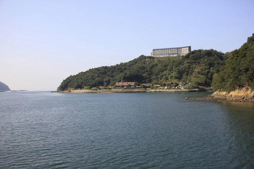 无人,家,横图,室外,白天,正面,旅游,度假,海浪,海洋,美景,山,山脉,树林,植物,日本,亚洲,阴影,光线,影子,房屋,屋子,景观,浪花,山峰,水平线,公寓,辽阔,海平线,山峦,娱乐,洋房,楼房,住宅,树,树木,蓝色,绿色,蓝天,天空,阳光,自然,海水,群山,天,享受,休闲,广阔,景色,放松,生长,晴朗,成长,一望无际,自然风光,海景,东亚,本州,万里无云,本州岛,日本国,近畿地方,近畿,兵库,兵库县,淡路岛,无边无际,一马平川,大海,风浪,海,海水的波动,近岸浪,涌浪,晴空,晴空万里,彩图,房子,淡路市,水天相接,水天一线