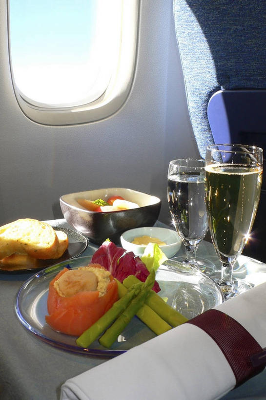 点心,面包,葡萄酒,无人,竖图,室内,白天,正面,烹饪,奢侈,西餐,快乐,窗户,飞机,蔬菜,杯子,餐具,阴影,新鲜,反射,布料,碟子,高脚杯,盘,影子,料理,食品,面点,交通,浪漫,布纹,航空,菜肴,美食,玻璃制品,酒,桌布,食物,糕点,饮料,盘子,餐巾,酒杯,碟,台布,交通工具,香槟,西式,诱惑,运输,佳肴,有机食品,绿色食品,一架,客机,载具,香槟杯,气泡酒,起泡酒,汽酒,玻璃杯,餐桌布,彩图,高兴,欢笑