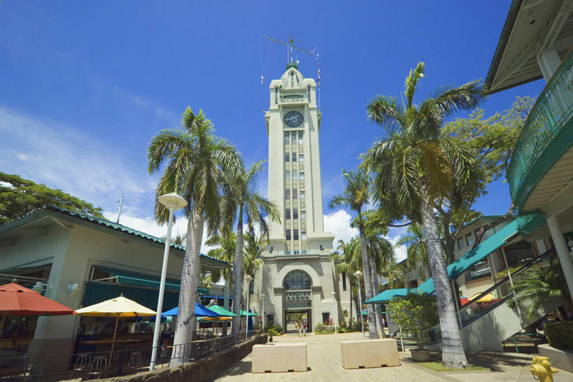 无人,栏杆,横图,室外,白天,仰视,旅游,度假,岛屿,树林,植物,楼梯,标志建筑,城市,地标,建筑,棕榈树,叶子,夏威夷,美国,阴影,时间,光线,扶手,伞,时钟,影子,雨伞,遮阳伞,阶梯,云,云朵,绿叶,计时,云彩,娱乐,阳伞,建设,护栏,台阶,树,树木,蓝色,绿色,白云,蓝天,天空,阳光,自然,钟表,天,享受,休闲,嫩叶,表,旅游胜地,放松,生长,晴朗,成长,北美,太阳伞,北美洲,美洲,棕榈叶,瓦胡岛,欧胡岛,火奴鲁鲁,首府,欧湖岛,夏威夷州,爱洛哈之州,北亚美利加洲,亚美利加洲,塔钟,聚集之岛,檀香山市,叶,叶片,钟,列岛,群岛,诸岛,晴空,棕树,棕榈,彩图,低角度拍摄,阿洛哈塔,美利坚合众国,檀香山,威基基海滩