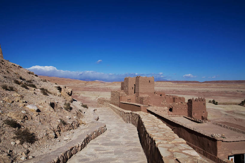 无人,横图,室外,白天,正面,旅游,度假,石头,名胜古迹,标志建筑,地标,建筑,非洲,摩洛哥,阴影,遗迹,光线,石子,影子,云,云朵,云彩,古迹,文物,娱乐,建设,古建筑,废墟,蓝色,白云,蓝天,天空,阳光,天,享受,休闲,旅游胜地,放松,晴朗,古文明,阿非利加洲,摩洛哥王国,瓦尔扎扎特,苏斯.马塞.德拉大区,石块,岩石,晴空,彩图,阿伊特.本.哈杜筑垒村