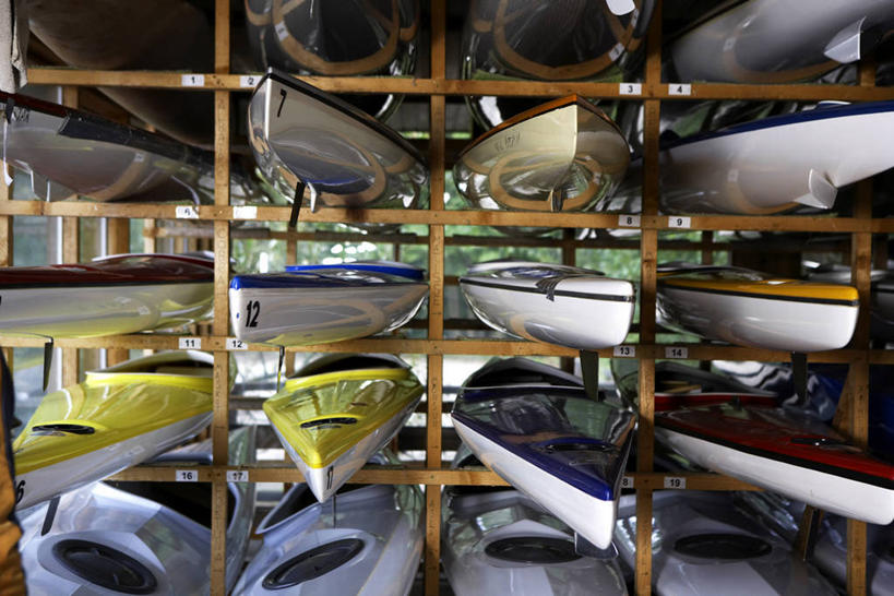 皮划艇,无人,栏杆,横图,室外,白天,正面,船,一排,整齐,并列,并排,围栏,护栏,排列,交通工具,队列,载具,平行,彩图