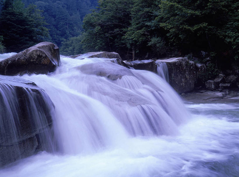 无人,横图,室外,白天,正面,旅游,度假,石头,美景,瀑布,森林,树林,水,植物,长野县,日本,亚洲,阴影,飞溅,溅,光线,石子,液体,影子,景观,水滴,娱乐,水珠,树,树木,绿色,阳光,自然,享受,休闲,景色,放松,生长,成长,喷洒,自然风光,东亚,本州,本州岛,日本国,中部地方,长野,跌水,石块,岩石,彩图,木曾郡,上松町