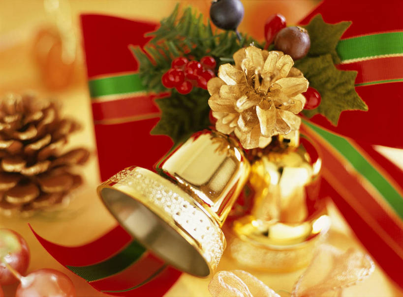 无人,横图,室内,特写,白天,正面,圣诞节,节日,朦胧,模糊,庆祝,装饰,挂饰,铃铛,丝绸,丝带,坚果,果实,松果,缎带,文化,绸带,蝴蝶结,干果,庆典,纪念,华丽,修饰,点缀,松塔,衬托,美观,雅致,雅观,圣诞铃铛,彩图