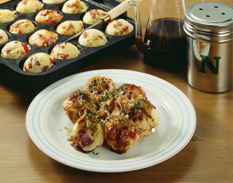 无人,横图,俯视,室内,特写,白天,烹饪,机器,餐桌,桌子,厨具,阴影,反射,木制,壶,影子,日本料理,料理,食品,设备,菜肴,美食,水壶,食物,茶壶,木制品,容器,日式料理,日式,机械,佳肴,餐台,炊具,烹饪用具,章鱼烧,章鱼小丸子,章鱼丸,章鱼丸子,烹调用具,烹调,彩图,高角度拍摄,章鱼小丸子机