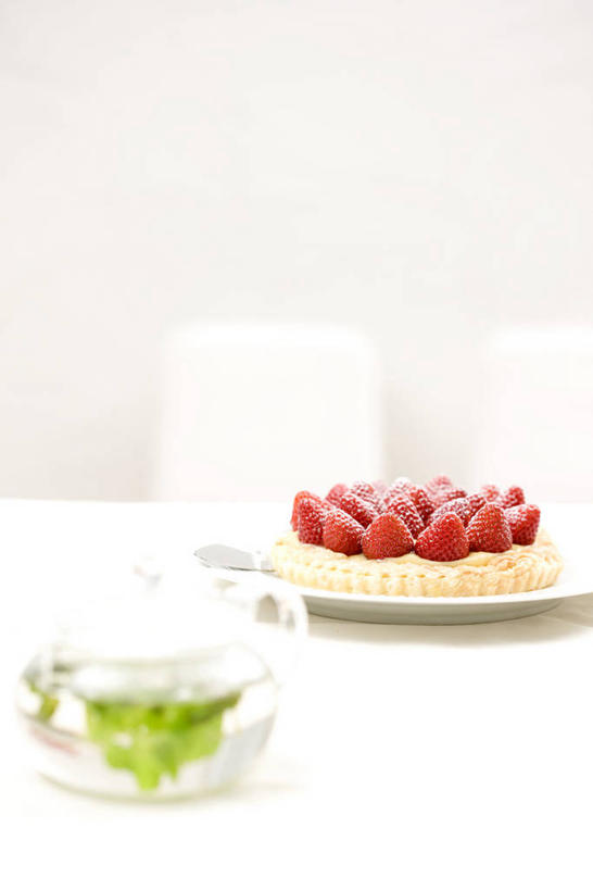 点心,无人,竖图,室内,白天,正面,下午茶,幸福,餐桌,茶,桌子,草莓,浆果,水果,阴影,新鲜,反射,壶,影子,生食,茶叶,食品,果实,饮品,娱乐,蛋挞,水壶,食物,糕点,红色,茶壶,容器,花茶,享受,休闲,温馨,放松,乐趣,保健,养生,有机食品,绿色食品,餐台,花草茶,舒适,香花茶,香片,熏花茶,蛋塔,洋莓,水果皇后,红莓,地莓,彩图,草莓蛋挞