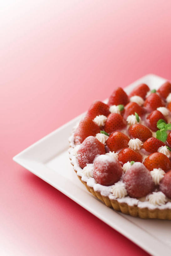 点心,无人,竖图,俯视,室内,特写,白天,下午茶,餐桌,桌子,草莓,浆果,餐具,水果,阴影,粉色背景,新鲜,反射,碟子,盘,影子,陶瓷,生食,食品,果实,陶瓷制品,蛋挞,食物,糕点,一个,红色,盘子,碟,摄影,有机食品,绿色食品,影棚,单个,餐台,蛋塔,洋莓,水果皇后,红莓,地莓,彩图,高角度拍摄,影棚拍摄,拍摄,草莓蛋挞