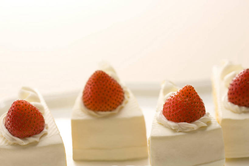 点心,无人,横图,室内,特写,白天,白色背景,正面,下午茶,草莓,浆果,水果,阴影,新鲜,反射,影子,生食,食品,果实,食物,糕点,红色,四个,草莓蛋糕,四块,摄影,有机食品,绿色食品,影棚,洋莓,水果皇后,红莓,地莓,彩图,影棚拍摄,拍摄,蛋糕