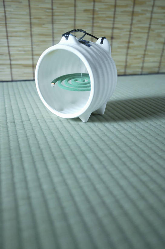 无人,竖图,室内,特写,白天,正面,静物,阴影,日本文化,反射,蚊香猪,影子,蚊香架,塌塌米,榻榻米,文化,一个,单个,和风,叠席,彩图,蚊取豚,香薰器,小猪香炉,传统文化