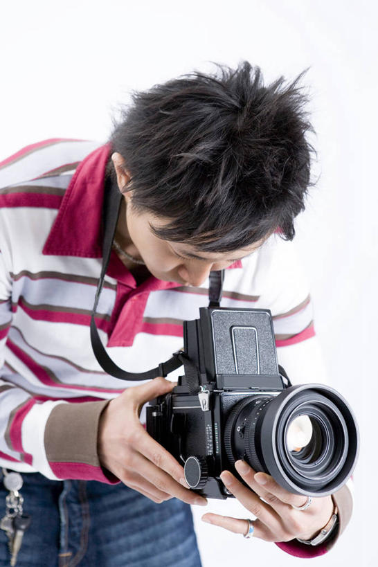 东方人,一个人,摄影师,站,竖图,室内,白天,白色背景,正面,相机,亚洲,仅一个男性,仅一个人,弯腰,握,服装,裤子,拿,拿着,注视,牛仔裤,休闲装,黄种人,仅一个年轻男性,一个,拍照,衣服,观察,看,站着,休闲,休闲服,握着,摄影,服饰,影棚,单个,观看,察看,关注,弯身,男人,男性,年轻男性,亚洲人,照相机,站立,半身,彩图,影棚拍摄,拍摄,照相,中画幅,中画幅照相机