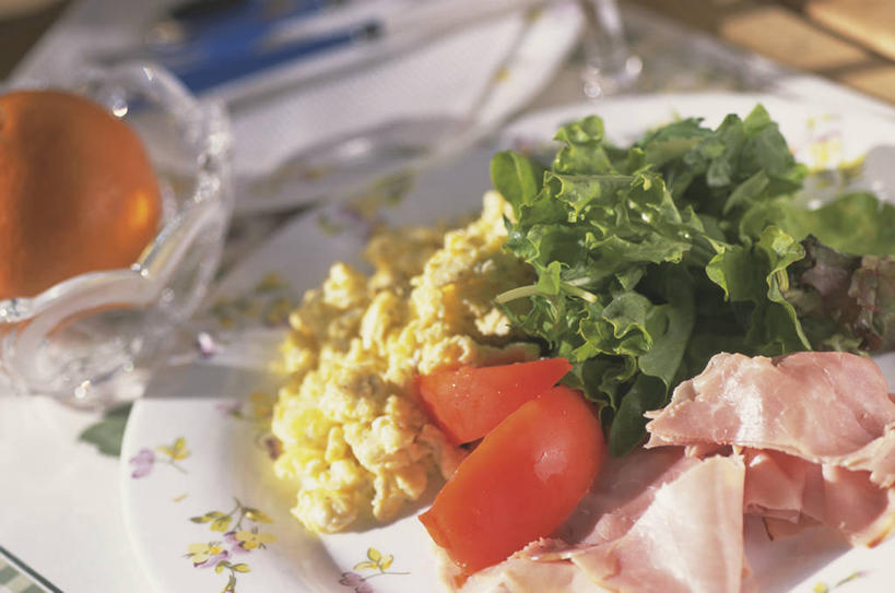 无人,横图,俯视,室内,特写,白天,烹饪,西餐,餐桌,桌子,蔬菜,西红柿,餐具,玻璃,阴影,朦胧,模糊,新鲜,反射,碟子,盘,影子,蛋,调料,鸡蛋,酱料,酱汁,肉,蔬菜沙拉,佐料,沙拉,料理,食品,调味品,炒鸡蛋,调味料,色拉,火腿,猪肉,酱,沙拉酱,沙律,菜肴,美食,肉类,玻璃制品,食物,腌制,两个,盘子,容器,碟,碗,西式,佳肴,有机食品,绿色食品,餐台,色拉酱,储藏,储存,肉食,豚肉,草鸡蛋,卵,熏制,火肉,兰熏,猪腿,洋柿子,柑仔蜜,番茄,臭柿,彩图,高角度拍摄,六月柿,本鸡蛋,笨鸡蛋,柴鸡蛋,山鸡蛋,土鸡蛋,贮存,喜报三元