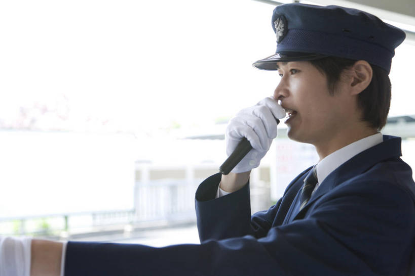 东方人,一个人,站,说,横图,室外,白天,侧面,工作服,制服,讨论,车站,帽子,亚洲,仅一个男性,仅一个人,握,服装,领带,站台,拿,拿着,注视,黄种人,月台,仅一个年轻男性,衣服,白色,话筒,手套,观察,看,站着,握着,服饰,观看,察看,麦克风,象征,衣着,庄重,穿着,关注,扩音器,身份,传声器,正式,地位,微音器,工作制服,衣饰,交流,男人,男性,年轻男性,亚洲人,沟通,讲话,交谈,商讨,说话,谈话,站立,半身,彩图,工作套服,售票员