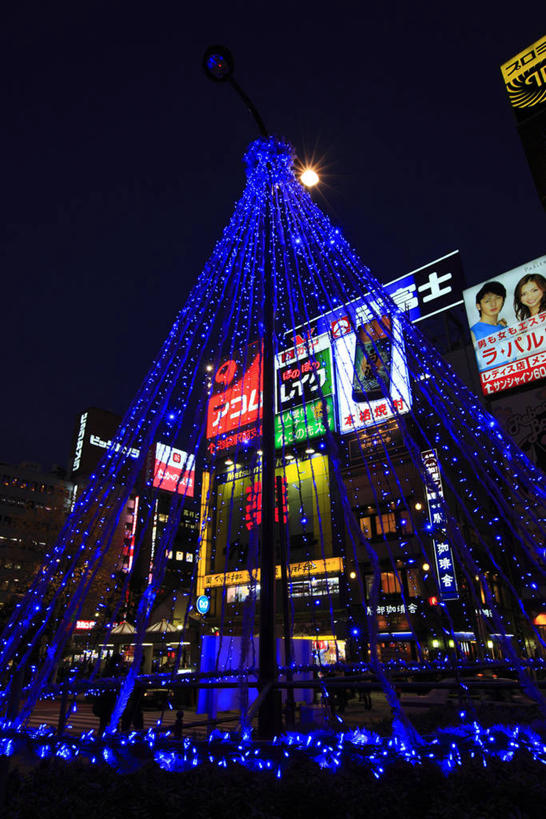 无人,商店,竖图,室外,夜晚,仰视,购物,度假,消费,美景,城市风光,超市,城市,商场,夜景,照明,东京,日本,圣诞节,亚洲,阴影,节日,庆祝,光线,信息,彩灯,影子,景观,灯光,文化,娱乐,布告,布告栏,灯,灯具,庆典,享受,休闲,景色,放松,金融,百货,花灯,纪念,照亮,通知,公告,传播,照明设备,消息,选购,贸易,圣诞灯,百货公司,东亚,本州,关东地方,本州岛,日本国,东京都,血拼,池袋,丰岛区,公布栏,彩图,低角度拍摄,购物商场,购物中心,商业中心,池袋站