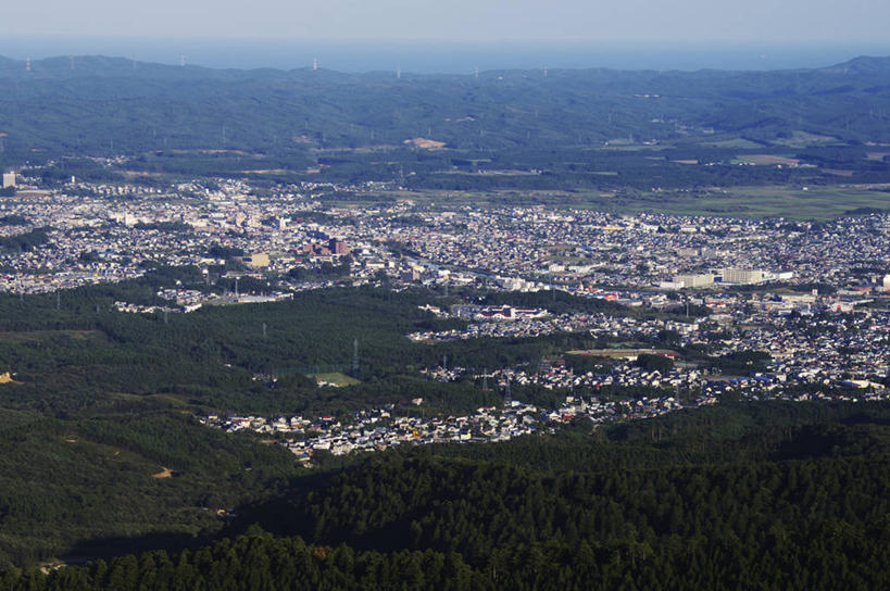 无人,家,横图,俯视,航拍,室外,白天,旅游,度假,美景,森林,树林,植物,城市风光,城市,建筑,日本,亚洲,阴影,光线,影子,房屋,屋子,景观,公寓,娱乐,建设,洋房,楼房,住宅,树,树木,蓝色,绿色,蓝天,天空,阳光,自然,天,享受,休闲,景色,放松,生长,晴朗,成长,鸟瞰,东亚,本州,万里无云,本州岛,日本国,青森,青森县,东北地方,晴空,晴空万里,彩图,高角度拍摄,房子,下北半岛,下北郡,陆奥市