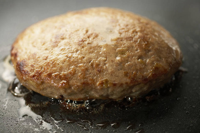 无人,横图,俯视,室内,特写,白天,烹饪,厨具,金属制品,阴影,反射,金属,锅子,影子,肉,油炸,汉堡包,锅,肉饼,肉类,一个,单个,煎锅,锅具,肉食,烹饪用具,烹调用具,烹调,彩图,高角度拍摄,汉堡饼,汉堡肉饼