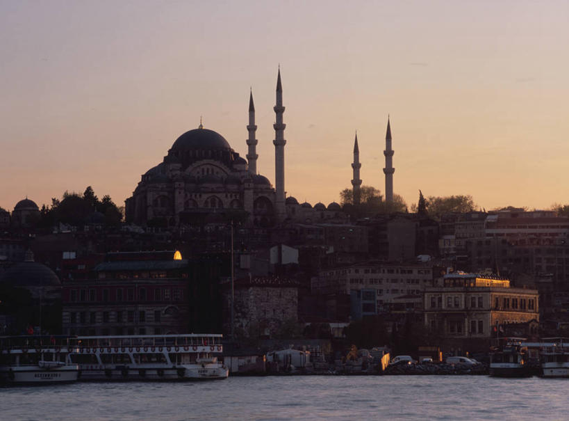 无人,横图,室外,白天,正面,旅游,度假,河流,名胜古迹,日落,水,植物,标志建筑,地标,建筑,土耳其,亚洲,节日,遗迹,河水,水流,晚霞,霞光,落日,首都,背光,古迹,文化,文物,娱乐,建设,古建筑,树,树木,绿色,天空,自然,黄昏,天,祈祷,享受,休闲,健康,旅游胜地,彩霞,放松,许愿,宗教,信仰,生长,成长,纪念,祈求,伊斯兰教,清真寺,西亚,逆光,古文明,伊斯坦布尔,苏莱曼清真寺,夕照,薄暮,苏莱曼尼耶清真寺,平安,夕阳,彩图,傍晚,土耳其共和国,斜阳