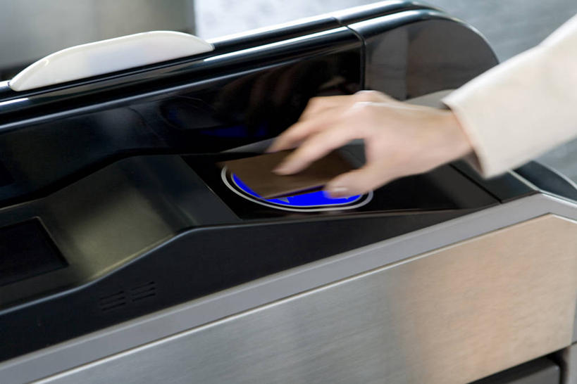 东方人,手,一个人,商务人士,商务女性,横图,俯视,室外,特写,白天,亚洲,仅一个年轻女性,仅一个女性,仅一个人,握,阴影,套装,朦胧,模糊,光线,影子,闸机,交通,黄种人,自动检票机,阳光,手部,握着,单手,商务装,工薪阶层,检票,检票机,检票设备,票子,年轻女性,女人,女性,亚洲人,白领,上班族,半身,彩图,高角度拍摄