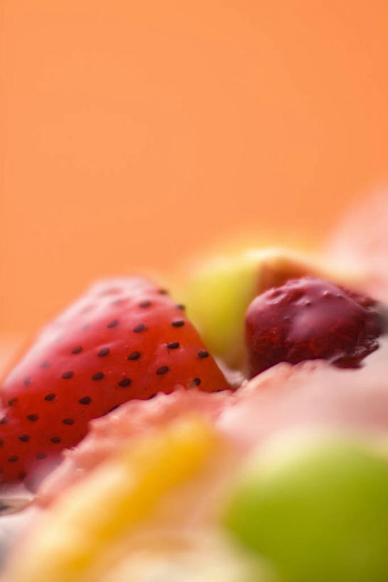 面食,无人,竖图,室内,特写,白天,正面,烹饪,西餐,草莓,柑橘,浆果,猕猴桃,水果,许多,橙色背景,阴影,朦胧,模糊,新鲜,反射,影子,生食,料理,食品,面点,果实,很多,菜肴,美食,食物,红色,西式,摄影,佳肴,有机食品,绿色食品,影棚,派,水果挞,柑桔,洋莓,水果皇后,奇异果,猕猴梨,橘子,桔子,红莓,地莓,彩图,影棚拍摄,拍摄,大红蜜橘,大红袍,红橘,黄橘,宽皮橘