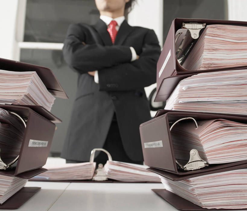 东方人,一个人,商务人士,商务男性,办公室,站,双手交叉,横图,室内,白天,仰视,衬衫,家具,桌子,亚洲,仅一个男性,仅一个人,阴影,套装,反射,影子,办公桌,墙,记事本,领带,黄种人,墙壁,墙面,仅一个年轻男性,红色,本子,笔记本,站着,双手抱胸,象征,庄重,商务装,身份,工薪阶层,活页本,便签本,办公家具,正式,地位,活页夹,男人,男性,年轻男性,亚洲人,白领,上班族,站立,半身,彩图,低角度拍摄,衬衣,日记本,活页夹记事本