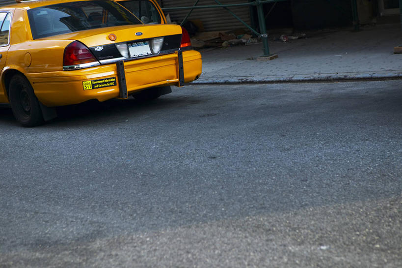 无人,横图,室外,白天,正面,道路,路,公路,出租车,汽车,一辆,停靠,阴影,光线,影子,交通,车,黄色,阳光,交通工具,轿车,停泊,载具,的士,计程车,马路,彩图