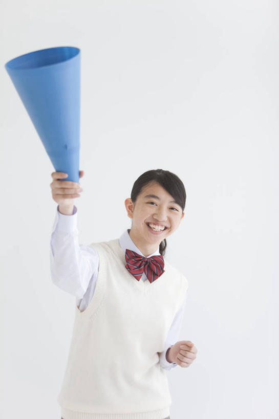 东方人,一个人,学生,站,举,笑,微笑,露齿笑,竖图,室内,白天,白色背景,正面,制服,亚洲,仅一个年轻女性,仅一个女性,仅一个人,握,阴影,服装,反射,领结,影子,注视,黄种人,鼓励,喇叭,一个,蓝色,观察,加油,看,托,站着,校服,打气,握着,摄影,影棚,单个,观看,察看,关注,噪音,鼓舞,学生服,呼呼塞拉,嗡嗡祖拉,呜呜祖拉,年轻女性,女人,女性,亚洲人,举起,举手,举着,向上举,向上伸,向上托,站立,半身,彩图,影棚拍摄,拍摄,日本校服