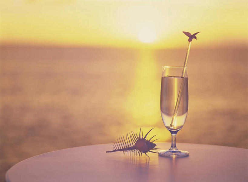 无人,横图,室外,特写,白天,正面,海浪,海洋,美景,日落,餐桌,桌子,杯子,日本,亚洲,朦胧,模糊,高脚杯,景观,浪花,晚霞,霞光,落日,海螺,酒类,一杯,文化,冲绳,海洋生物,玻璃制品,酒,饮料,一个,天空,自然,海水,黄昏,酒杯,鸡尾酒,天,搅拌棒,景色,彩霞,调酒,单个,餐台,软体动物,峨螺,冲绳县,创造,自然风光,水生动物,水生物,想象,海景,东亚,海底动物,琉球群岛,日本国,九州地方,骨螺,鸡尾酒杯,夕照,薄暮,刺螺,玻璃杯,大海,风浪,海,海水的波动,近岸浪,涌浪,夕阳,彩图,傍晚,斜阳