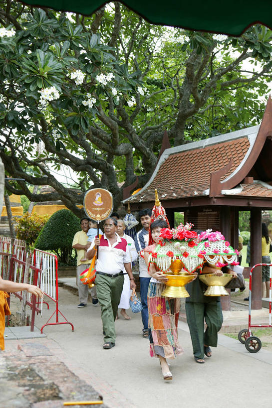 东方人,走,捧,竖图,室外,白天,正面,树林,植物,亚洲,阴影,服装,盛开,光线,香炉,影子,枝条,许多人,花蕾,注视,休闲装,黄种人,花,花瓣,花朵,鲜花,树,树木,树枝,衣服,绿色,阳光,自然,花苞,花蕊,观察,看,祈祷,一群人,休闲,休闲服,许愿,宗教,服饰,信仰,生长,成长,观看,祈求,祭奠,祭祀,察看,关注,祭坛,敬拜,虬枝,枝杈,男人,男性,年轻男性,年轻女性,女人,女性,亚洲人,步行,端,端着,捧着,散步,手捧,走路,彩图,全身