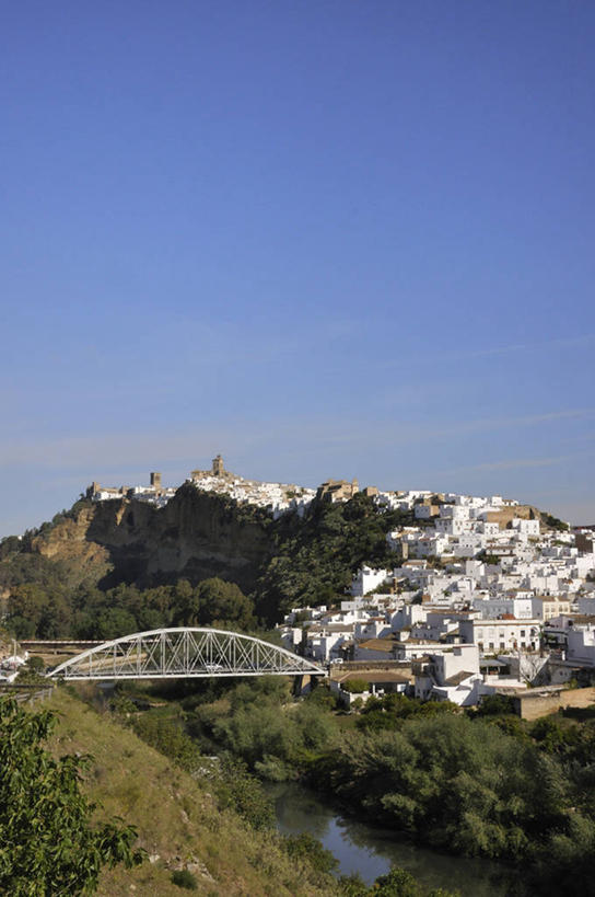 无人,家,竖图,室外,白天,正面,旅游,度假,美景,山,山脉,树林,植物,大桥,桥梁,西班牙,欧洲,阴影,光线,影子,房屋,屋子,景观,山峰,公寓,桥,山峦,娱乐,洋房,楼房,安达卢西亚,住宅,树,树木,蓝色,绿色,蓝天,天空,阳光,自然,群山,天,享受,休闲,景色,放松,生长,晴朗,成长,南欧,自然风光,安达鲁西亚,跨线桥,万里无云,加的斯,西班牙王国,安达卢西亚自治区,阿尔科斯.德拉弗龙特拉,晴空,晴空万里,彩图,房子