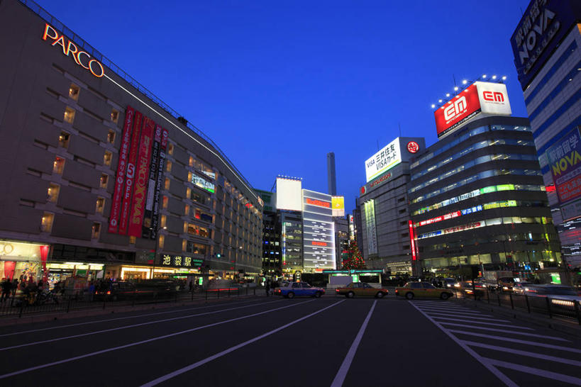 无人,商店,横图,室外,夜晚,仰视,购物,度假,消费,美景,树林,植物,城市风光,超市,城市,道路,路,商场,公路,汽车,东京,日本,亚洲,阴影,光线,影子,景观,灯光,分界线,停车线,交通,娱乐,车,树,树木,绿色,自然,交通工具,轿车,享受,休闲,景色,放松,金融,百货,生长,成长,车行道,车行道分界线,载具,标线,选购,贸易,百货公司,东亚,车行线,本州,关东地方,本州岛,日本国,东京都,血拼,池袋,丰岛区,马路,彩图,低角度拍摄,购物商场,购物中心,商业中心,池袋站