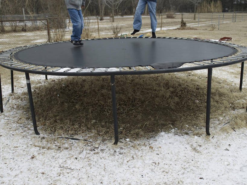 东方人,儿童,两个人,伙伴,朋友,跳,横图,室外,白天,侧面,锻炼,友谊,纯洁,运动,蹦床,雪,大雪,亚洲,阴影,服装,裤子,光线,影子,积雪,雪景,冬季,冬天,枝条,半空,牛仔裤,休闲装,黄种人,树枝,小孩,衣服,阳光,休闲,休闲服,寒冷,活力,可爱,童年,童趣,服饰,优美,童真,烂漫,无邪,严寒,虬枝,枝杈,体育,天真,友情,男孩,男人,男性,亚洲人,跳跃,半身,彩图,健身,空中芭蕾,男生