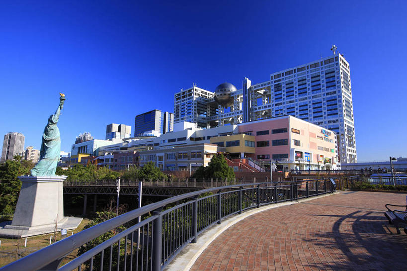 西方人,一个人,无人,家,栏杆,站,举,横图,室外,白天,仰视,民族服装,旅游,度假,自由,植物,标志建筑,地标,建筑,路灯,皇冠,书籍,照明,雕塑,东京,自由女神像,欧洲,日本,欧洲人,亚洲,仅一个年轻女性,仅一个女性,仅一个人,一本,自由女神,握,阴影,艺术,装饰,光线,雕刻,雕像,影子,房屋,屋子,公寓,围栏,灯光,拿,火把,火炬,拿着,注视,娱乐,建设,洋房,护栏,楼房,住宅,灯,树,树木,蓝色,绿色,蓝天,天空,阳光,自然,工艺品,天,观察,看,托,站着,享受,休闲,旅游胜地,放松,握着,生长,晴朗,成长,观看,纪念,御台场,照亮,美术,权威,察看,照明设备,高贵,关注,美好,主题,追求,陈列,东亚,向往,本州,万里无云,关东地方,本州岛,日本国,东京都,功能,美学,权力,统治,县厅,港区,东京市,自由女神铜像国家纪念碑,东京港,台场,年轻女性,女人,女性,白种人,书,图书,王冠,晴空,晴空万里,举起,举手,举着,向上举,向上伸,向上托,站立,彩图,低角度拍摄,全身,传统服装,民俗服,房子,自由照耀世界,东京自由女神像