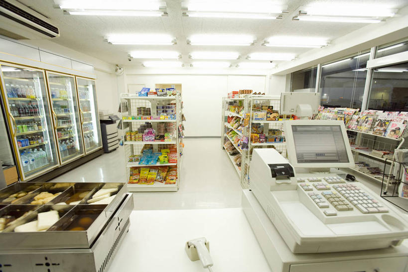 无人,横图,室内,白天,正面,烹饪,天花板,照明,一排,阴影,整齐,并列,并排,光线,电器,影子,冰箱,墙,灯光,日本料理,料理,食品,冷冻,菜肴,美食,顶灯,货架,冷柜,架子,墙壁,墙面,灯,食物,排列,白色,灯具,冷藏柜,日式料理,日式,pos机,收银台,佳肴,冷藏,储藏,照亮,家电,家用电器,照明设备,队列,收银,收银机,陈列架,平行,关东煮,关东炊,黑轮,御田,保鲜,超市货架,彩图