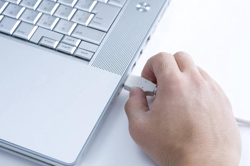 东方人,手,一个人,横图,俯视,室内,特写,白天,白色背景,通讯,电脑,笔记本电脑,数据,桌子,亚洲,仅一个男性,仅一个人,握,阴影,反射,传输,网络,影子,黄种人,通讯设备,书桌,仅一个年轻男性,课桌,手部,握着,摄影,影棚,单手,一台,无线,数据线,通信设备,无线网络,USB线,无线上网,便携式电脑,线缆,手提电脑,男人,男性,年轻男性,亚洲人,半身,彩图,高角度拍摄,影棚拍摄,拍摄,USB数据线