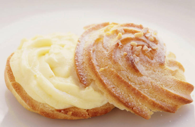 点心,无人,横图,俯视,室内,特写,白天,白色背景,餐具,阴影,反射,碟子,盘,影子,食品,泡芙,甜点,甜品,食物,糕点,一个,盘子,碟,甜食,奶油,摄影,影棚,单个,乳制品,激凌,克林姆,淇淋,彩图,高角度拍摄,影棚拍摄,拍摄