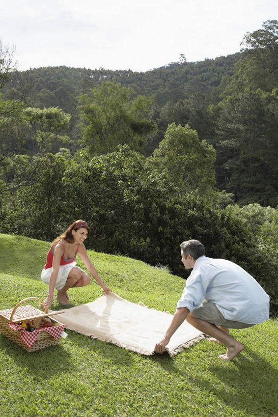 东方人,两个人,蹲,竖图,室外,白天,侧面,爱情,聚会,草地,草坪,树林,植物,亚洲,握,阴影,服装,裤子,光线,篮子,影子,坐垫,野餐,浪漫,注视,休闲裤,休闲装,黄种人,草,树,树木,衣服,绿色,天空,阳光,自然,天,低头,观察,看,休闲,温暖,温馨,休闲服,恩爱,握着,恋人,服饰,生长,成长,观看,整理,和睦,察看,关注,野餐垫,野餐地毯,多功能毯,食物篮,野炊,垂头,男人,男性,年轻女性,女人,女性,中年男性,亚洲人,情侣,蹲着,彩图,全身,伴侣,融洽,野餐篮