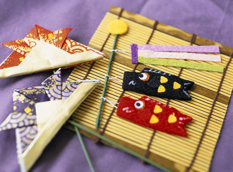 无人,横图,俯视,室内,特写,白天,旗帜,帽子,两顶,阴影,艺术,反射,鲤鱼旗,头盔,影子,折纸,纸艺,手工艺品,文化,旗子,安全帽,纸制品,工艺品,祈福,祈求,高雅,工艺折纸,自信心,品位,旌旗,旗号,鲤帜,彩图,高角度拍摄