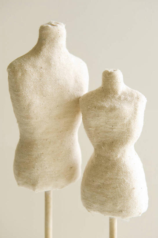 无人,竖图,室内,特写,白天,白色背景,正面,静物,阴影,反射,人造模特,影子,两个,白色,摄影,影棚,道具,模特道具,时装道具,彩图,影棚拍摄,拍摄,包布模特,服装立裁人台,人台,试衣模特,试衣人台