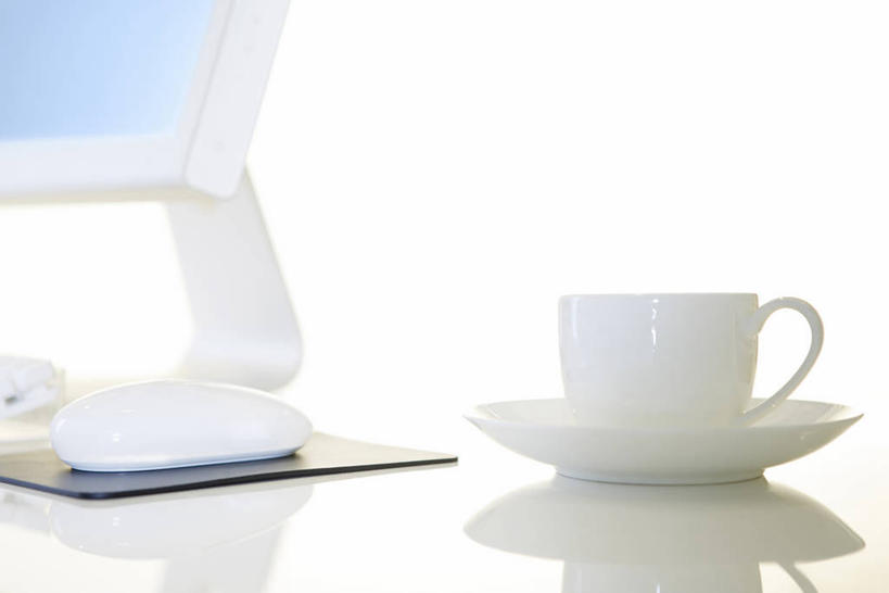 无人,横图,室内,白天,正面,电脑,笔记本电脑,餐桌,桌子,静物,杯子,餐具,阴影,反射,网络,瓷器,碟子,盘,影子,咖啡杯,陶瓷制品,通讯设备,一个,盘子,碟,单个,餐台,一台,无线,瓷杯,通信设备,无线网络,无线上网,便携式电脑,手提电脑,彩图