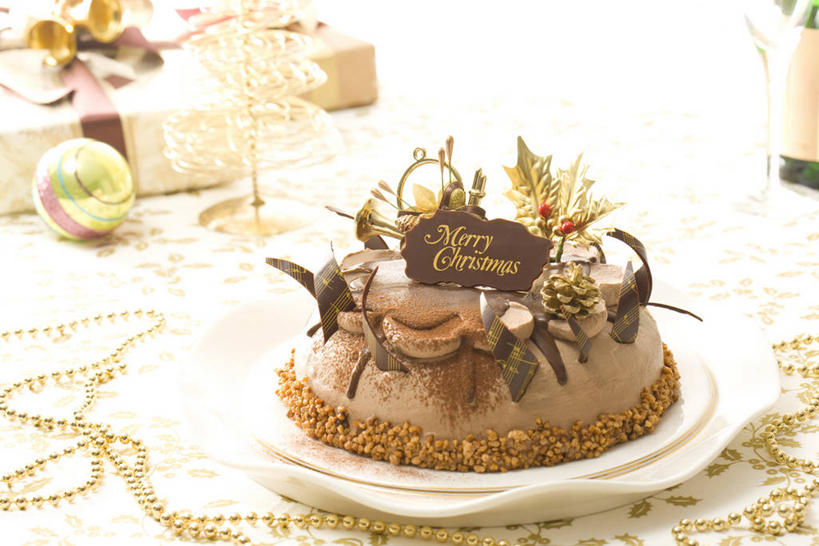 点心,无人,横图,俯视,室内,特写,白天,餐桌,桌子,礼盒,礼物,阴影,朦胧,模糊,反射,英文,标志,丝绸,丝带,文字,影子,纸盒,字符,字母,食品,糖,糖果,甜点,甜品,缎带,标识,绸带,盒子,食物,糕点,包装盒,蝴蝶结,礼品盒,甜食,奶油,巧克力,礼品,餐台,朱古力,黑巧克力,英文字母,乳制品,激凌,克林姆,淇淋,圣诞蛋糕,彩图,高角度拍摄,蛋糕